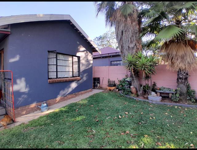 8 BEDROOM FREEHOLD FOR SALE IN BO-DORP
